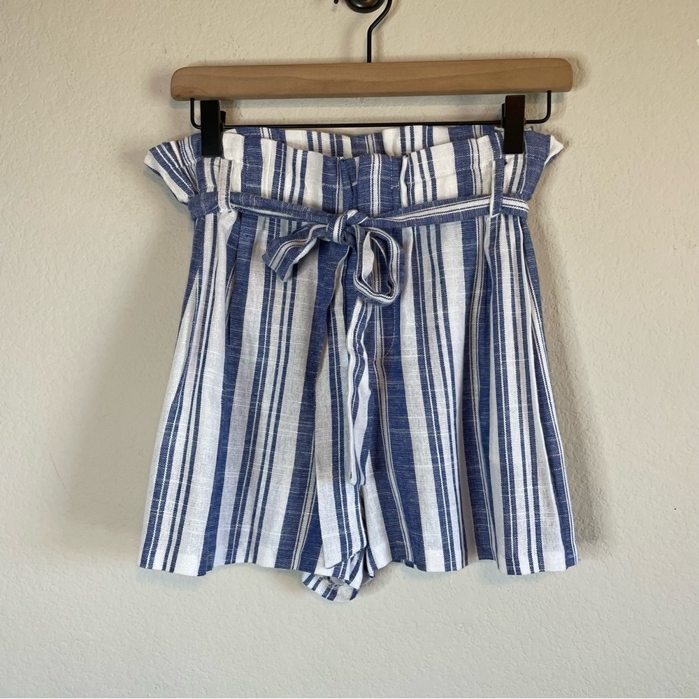 NWT Aqua Linen Blend Paper Bag style Shorts with tie around belt size large